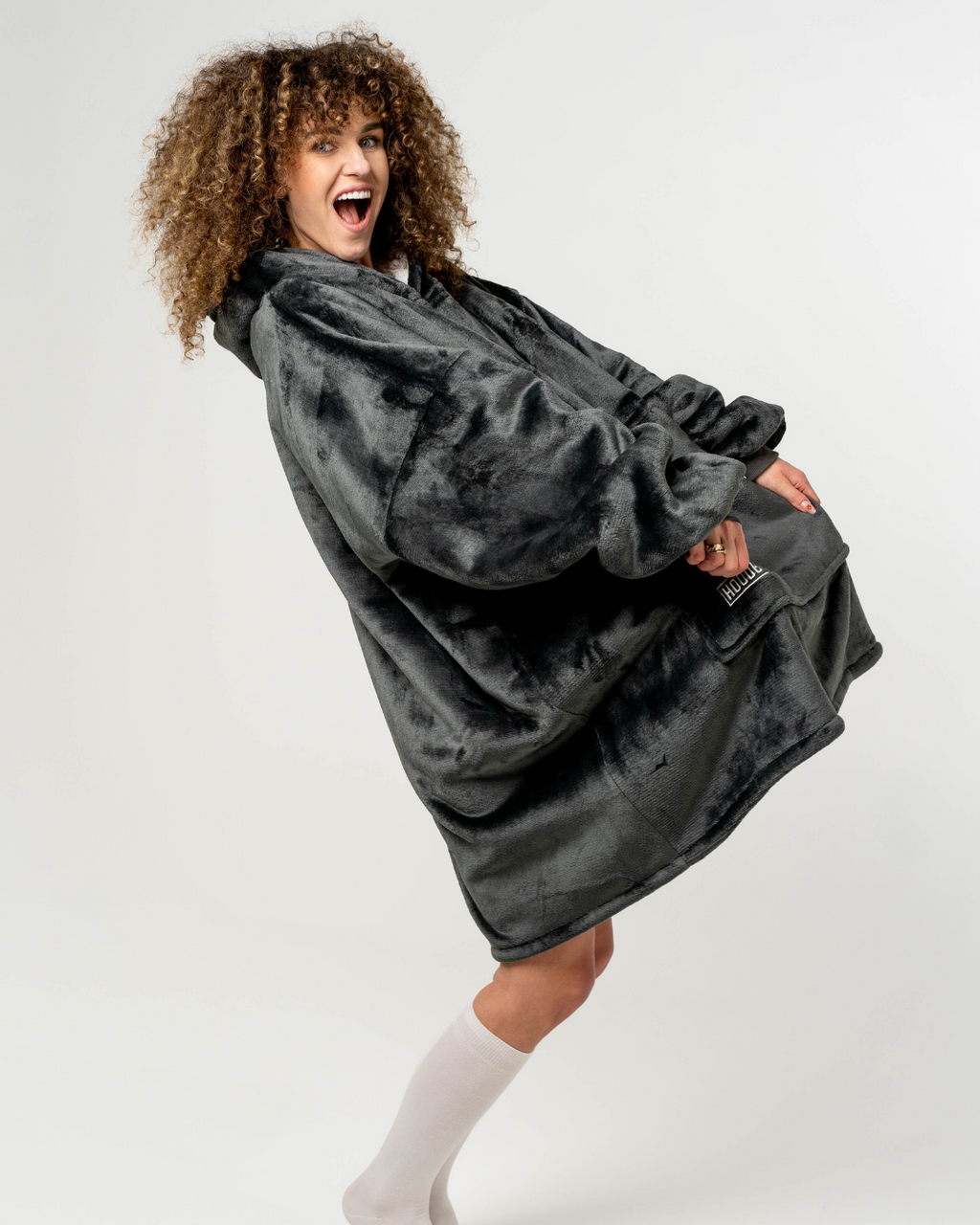 Vienspalvis pilkas hudis