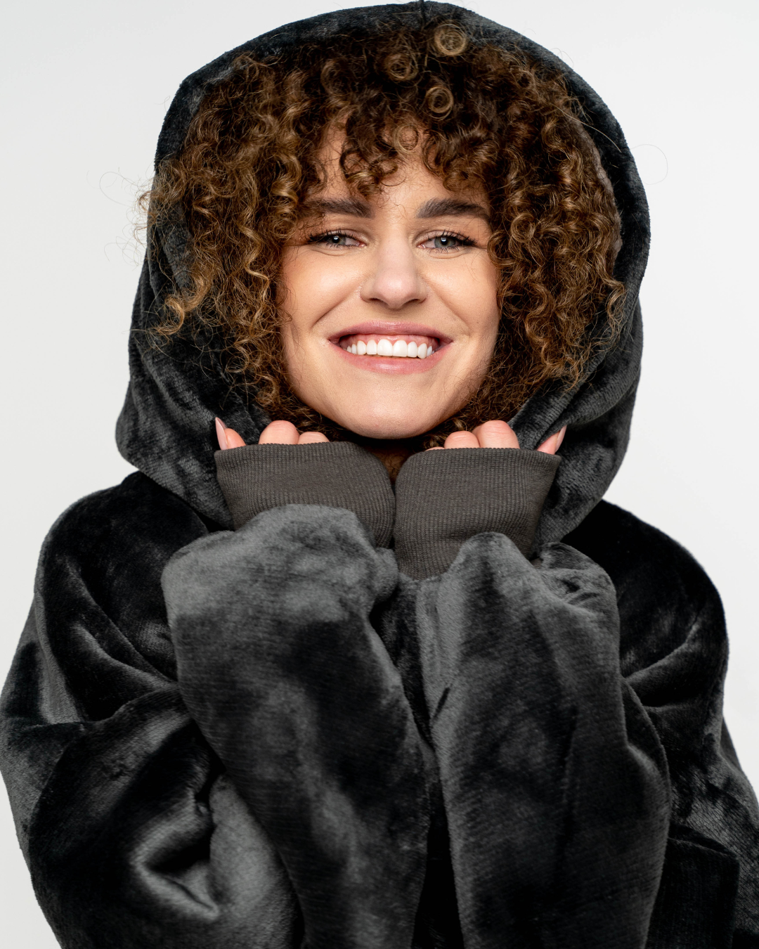 Vienspalvis pilkas hudis